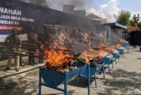1761219304296-pemusnahan-puluhan-eksemplar-komik-porno-hingga-jutaan-batang-rokok-ilegal-hasil-sitaan-petugas-di-kantor-bea-cukai-mataram-nt-1761200500712_169