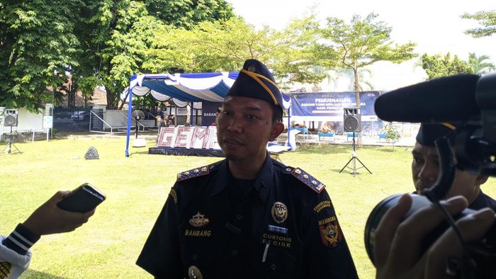 1761240568659-kepala-kantor-bea-cukai-mataram-bambang-parwanto-saat-ditemui-di-kantornya-kamis-23102025-foto-ahmad-viqidetikbali-1761230443596_169