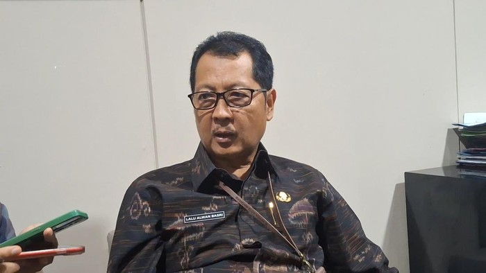 1761240606270-sekda-mataram-lalu-alwan-basri-saat-diwawancarai-di-ruangannya-kamis-24102025-nathea-citradetikbali-1761224470318_169