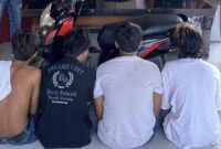 1761240655052-empat-pemuda-penodong-pengunjung-dan-pemilik-kafe-menggunakan-senpi-rakitan-di-kota-bima-ntb-ditangkap-polisi-kamis-23102025-d-1761218366350_169
