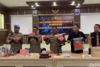 1761240660707-polisi-menunjukkan-sejumlah-barang-bukti-kasus-pembunuhan-brigadir-esco-saat-konferensi-pers-di-polres-lombok-barat-kamis-1610-1760628067909_169