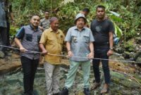 1761284204720-foto-rombongan-bupati-nagan-raya-teuku-raja-keumangan-berdiri-di-atas-batu-giok-raksasa-yang-baru-ditemukan-foto-diskominfo-na-1761233895918_169