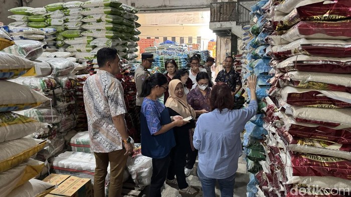 1761305712610-satgas-pangan-bali-menindak-lanjuti-temuan-harga-tidak-sesuai-het-di-cv-sumber-pangan-di-jalan-buluh-indah-kota-denpasar-bali--1761292888754_169