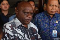 1761305739322-menteri-ham-natalius-pigai-seusai-berdialog-dengan-rektor-unud-i-ketut-sudarsana-dan-civitas-akademika-lain-di-kampus-unud-den-1761292134745_169