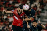1761305787921-striker-bali-united-boris-kopitovic-jersei-merah-beradu-bola-di-udara-dengan-pemain-persita-tangerang-di-stadion-kapten-i-waya-1761289974897_169