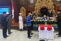 1761305820507-bupati-karangasem-i-gusti-putu-parwata-saat-melantik-pimpinan-jpt-dan-ja-di-lingkungan-pemkab-karangasem-jumat-24102025-i-waya-1761287463502_169