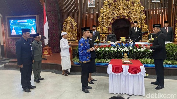 1761305820507-bupati-karangasem-i-gusti-putu-parwata-saat-melantik-pimpinan-jpt-dan-ja-di-lingkungan-pemkab-karangasem-jumat-24102025-i-waya-1761287463502_169