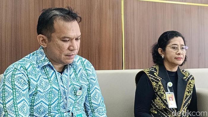 1761305847132-ketua-perdatin-ntt-robinzon-g-fanggidae-kiri-saat-diwawancarai-di-kupang-1761287933641_169