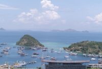 1761326869084-suasana-di-perairan-labuan-bajo-yang-dipenuhi-kapal-wisata-dan-hotel_169