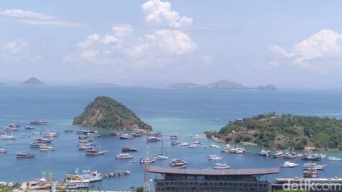 1761326869084-suasana-di-perairan-labuan-bajo-yang-dipenuhi-kapal-wisata-dan-hotel_169