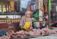 1761326928093-ilustrasi-penjual-daging-ayam-di-pasar-tradisional-di-mataram-1759322160954_169