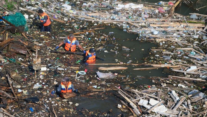 1761326938731-aksi-bersih-sungai-di-gianyar-petugas-dan-relawan-kompak-jaga-alam-bali-1760937901984_169