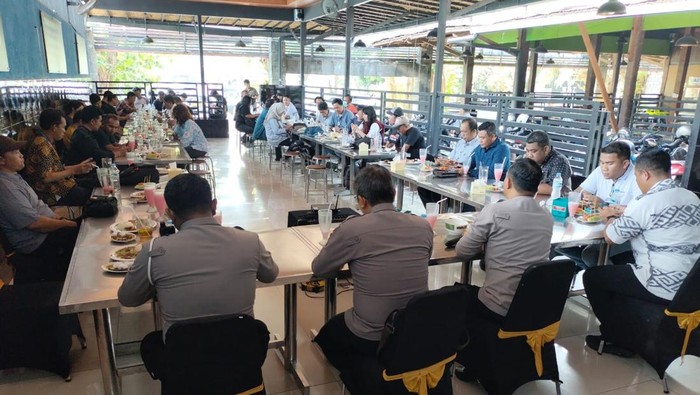 1761326955003-gathering-polda-bali-bersama-para-jurnalis-di-salah-satu-restoran-jalan-merdeka-denpasar-jumat-24102025-dok-polda-bali-1761305172053_169