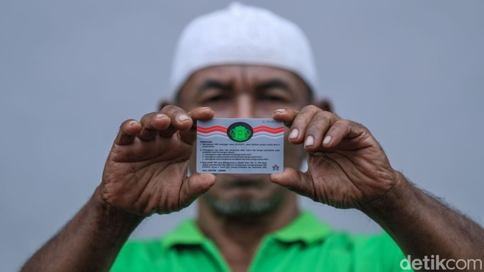 1761347838532-antrean-mengular-di-buaran-warga-serbu-sim-keliling-di-hari-libur-1749967471450_169