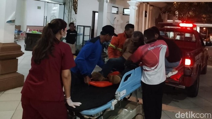 1761369839129-petugas-damkar-saat-membawa-korban-jatuh-ke-rumah-sakit-sabtu-25102025-dini-hari-1761366779020_169