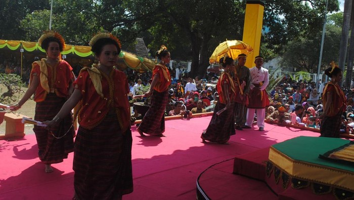 1761369925054-ilustrasi-tari-lenggo-mbojo-1761360117981_169