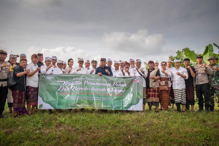 1761391630528-pemerintah-kabupaten-bangli-menggelar-aksi-penanaman-pohon-secara-simbolis-di-seputaran-pura-pucak-hyang-wukir-kegiatan-ini-be-1761374689121