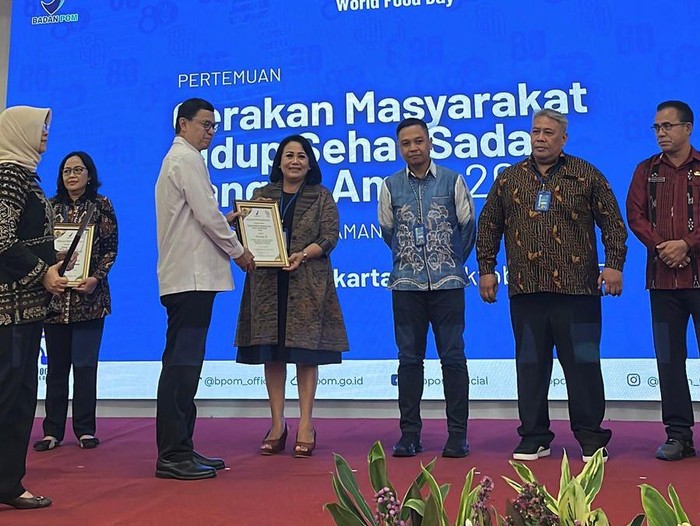 1761413312142-pasar-kertawaringin-sari-mendapat-penghargaan-lomba-pasar-pangan-aman-berbasis-komunitas-tingkat-nasional-di-jakarta-dok-pemko-1761406404553_43