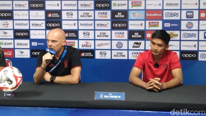 1761413317915-johnny-jansen-didampingi-kadek-agung-widnyana-seusai-bali-united-melawan-persita-tangerang-di-stadion-kapten-i-wayan-dipta-sab-1761405811412_169