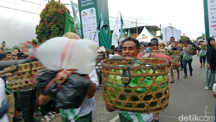 1761413366720-puluhan-porter-tengah-bersiap-di-garis-start-untuk-mengikuti-porter-challenge-di-sembalun-montain-festival-lombok-timur-sabtu--1761392824612_169