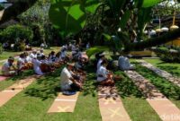 1761434238634-suasana-khidmat-galungan-di-pura-amerta-jati-depok-1745385468873_169