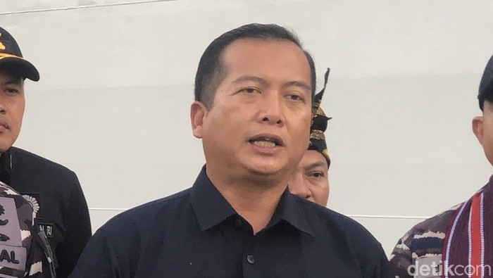 1761456688855-gubernur-nusa-tenggara-barat-lalu-muhammad-iqbal-saat-menyambut-kehadiran-kapal-perang-kri-semarang-di-pelabuhan-gili-mas-keca-1755360061923_169