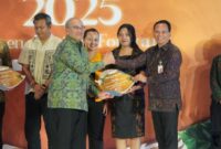 1761478028797-kpw-bi-bali-erwin-soeriadimadja-menyerahkan-apresiasi-kepada-bpd-bali-terkait-menyalurkan-kredit-kepada-umkm-rp1255-triliun-ap-1761475214569_169