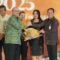1761478028797-kpw-bi-bali-erwin-soeriadimadja-menyerahkan-apresiasi-kepada-bpd-bali-terkait-menyalurkan-kredit-kepada-umkm-rp1255-triliun-ap-1761475214569_169