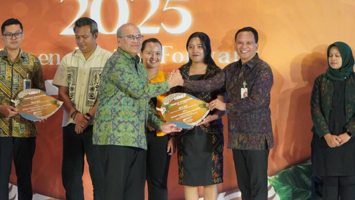 1761478028797-kpw-bi-bali-erwin-soeriadimadja-menyerahkan-apresiasi-kepada-bpd-bali-terkait-menyalurkan-kredit-kepada-umkm-rp1255-triliun-ap-1761475214569_169