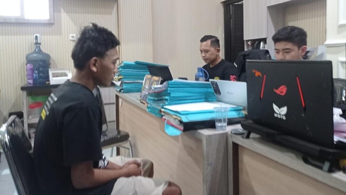 1761478044440-pemuda-jember-yang-memerkosa-mahasiswi-korban-sempat-mengadu-ke-kades-tapi-malah-disarankan-menikahi-pelaku-1761398220450_169