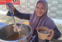 1761478076968-kuliner-lontong-kikil-tanpa-tulang-yang-tengah-viral-di-kalangan-warga-mataram-puluhan-warga-mengantre-untuk-membeli-kuliner-i-1761470600828_169