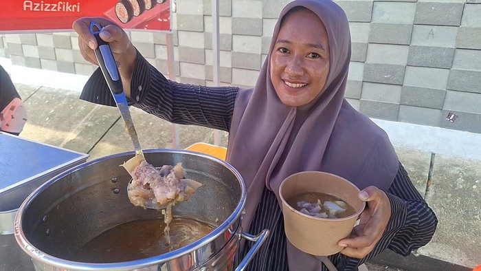 1761478076968-kuliner-lontong-kikil-tanpa-tulang-yang-tengah-viral-di-kalangan-warga-mataram-puluhan-warga-mengantre-untuk-membeli-kuliner-i-1761470600828_169