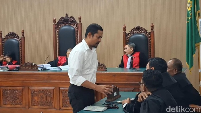 1761478140992-eks-kapolres-ngada-fajar-widyadharma-lukman-sumaatmaja-saat-menjalani-sidang-putusan-di-pn-kelas-ia-kupang-ntt-selasa-21102025-1761026520547_169