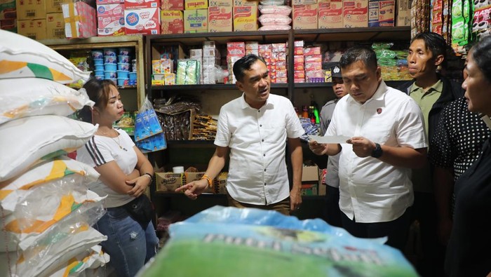 1761478168258-polda-bali-bersama-perum-bulog-bali-dan-instansi-terkait-menggelar-sidak-di-pasar-kreneng-denpasar-minggu-26102025-dok-polda-b-1761468811413_169