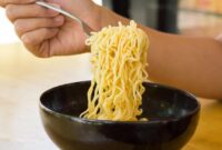 1761499596768-ilustrasi-makan-mi-instan_169