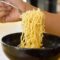 1761499596768-ilustrasi-makan-mi-instan_169