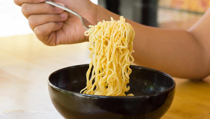 1761499596768-ilustrasi-makan-mi-instan_169
