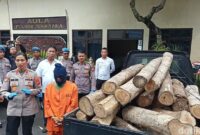 1761543043945-mariono-tersangka-kasus-illegal-logging-digiring-petugas-saat-konferensi-pers-di-polres-jembrana-senin-271020205-foto-i-putu-a-1761535054554_169