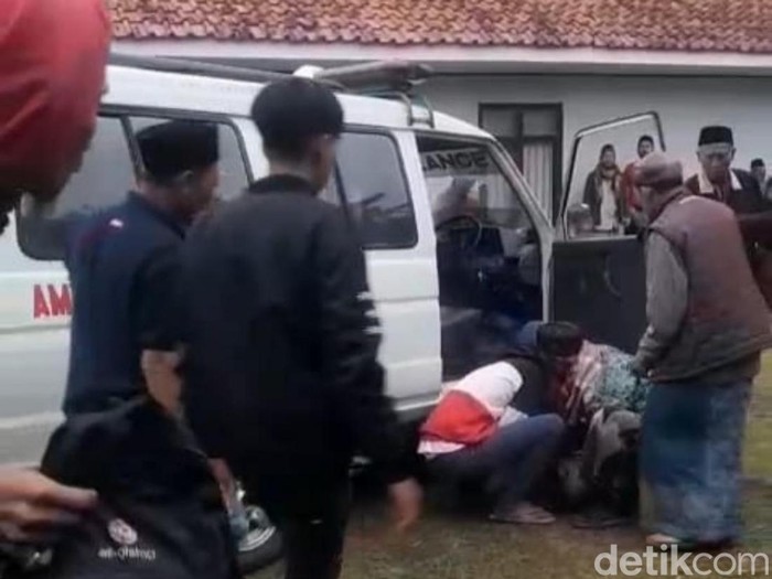 1761543049545-beredar-di-medsos-seorang-sopir-ambulans-meninggal-dunia-sesaat-setelah-mengantar-jenazah-di-panjalu-ciamis-1761455862332_43