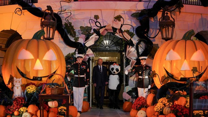 1761543113794-potret-jill-biden-berkostum-panda-rayakan-halloween-di-gedung-putih_169