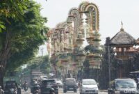 1761543167065-belasan-penjor-dengan-beragam-ornamen-berdiri-megah-di-sepanjang-jalan-depan-pura-desa-adat-kapal-kecamatan-mengwi-badung-kami-1759374459155_169