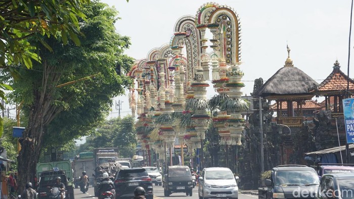 1761543167065-belasan-penjor-dengan-beragam-ornamen-berdiri-megah-di-sepanjang-jalan-depan-pura-desa-adat-kapal-kecamatan-mengwi-badung-kami-1759374459155_169