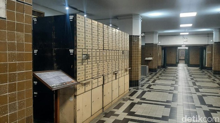 1761543237451-berada-di-lantai-dasar-museum-bank-mandiri-ruang-safe-deposit-box-memberi-kesan-kerahasiaan-yang-mendalam-1761485461577_169