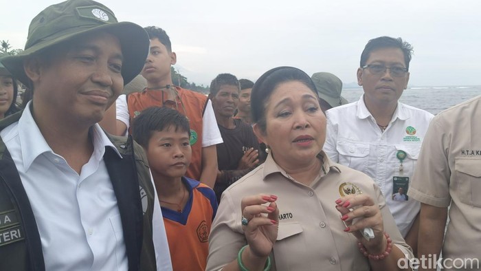 1761564574926-menteri-kehutanan-menhut-raja-juli-antoni-ketika-dijumpai-di-pantai-saba-gianyar-bali-pada-senin-27102025-ni-made-lastri-karsi-1761561827557_169