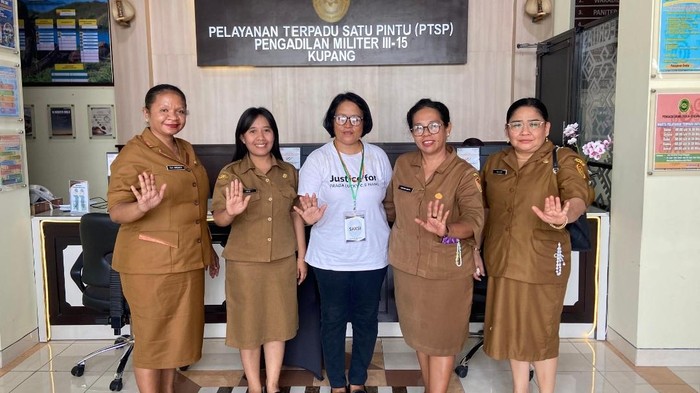 1761564585642-ibu-almarhum-prada-lucky-chepril-saputra-namo-sepriana-paulina-mirpey-berfoto-dengan-petugas-dari-uptd-ppa-ntt-sebelum-bersaks-1761560107584_169