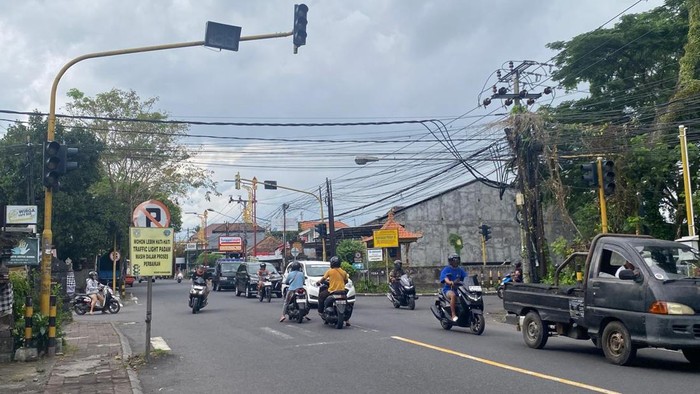 1761564671365-suasana-lalu-lintas-di-simpang-empat-jalan-untung-surapati-karangasem-senin-27102025-traffic-light-di-persimpangan-tersebut-ma-1761555848513_169