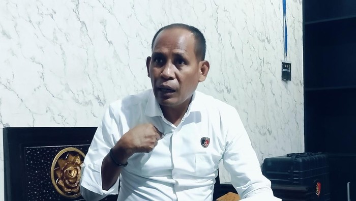 1761564693331-kasat-reskrim-polres-dompu-akp-masdidin-saat-ditemui-di-ruang-kerjanya-senin-27102025-farukdetikbali-1761554477406_169