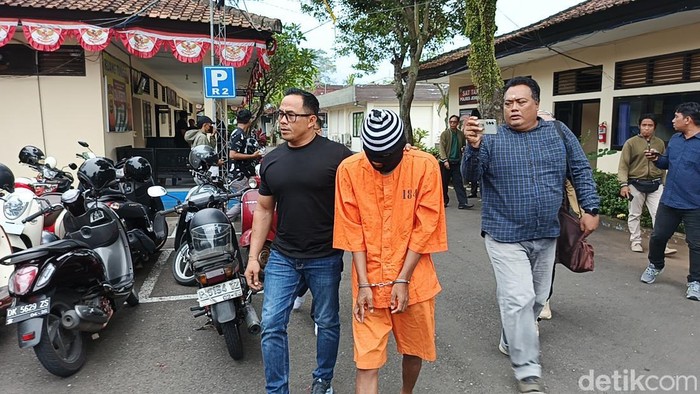 1761564698984-pencuri-motor-berinisial-m-digiring-petugas-di-mapolres-jembrana-senin-27102025-foto-i-putu-adi-budiastrawandetikbali-1761553677442_169