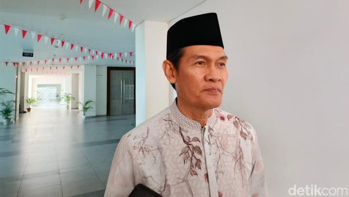 1761564726007-wakil-bupati-lombok-tengah-muhammad-nursiah-saat-ditemui-awak-media-di-praya-1761550886311_169