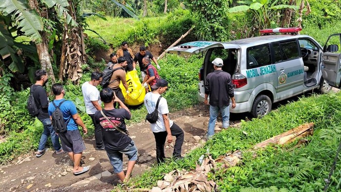 1761564742239-proses-evakuasi-mandor-proyek-yang-ditemukan-tewas-mengenaskan-di-kawasan-subak-tenggaling-banjar-puseh-desa-pejeng-kecamatan--1761456864740_169